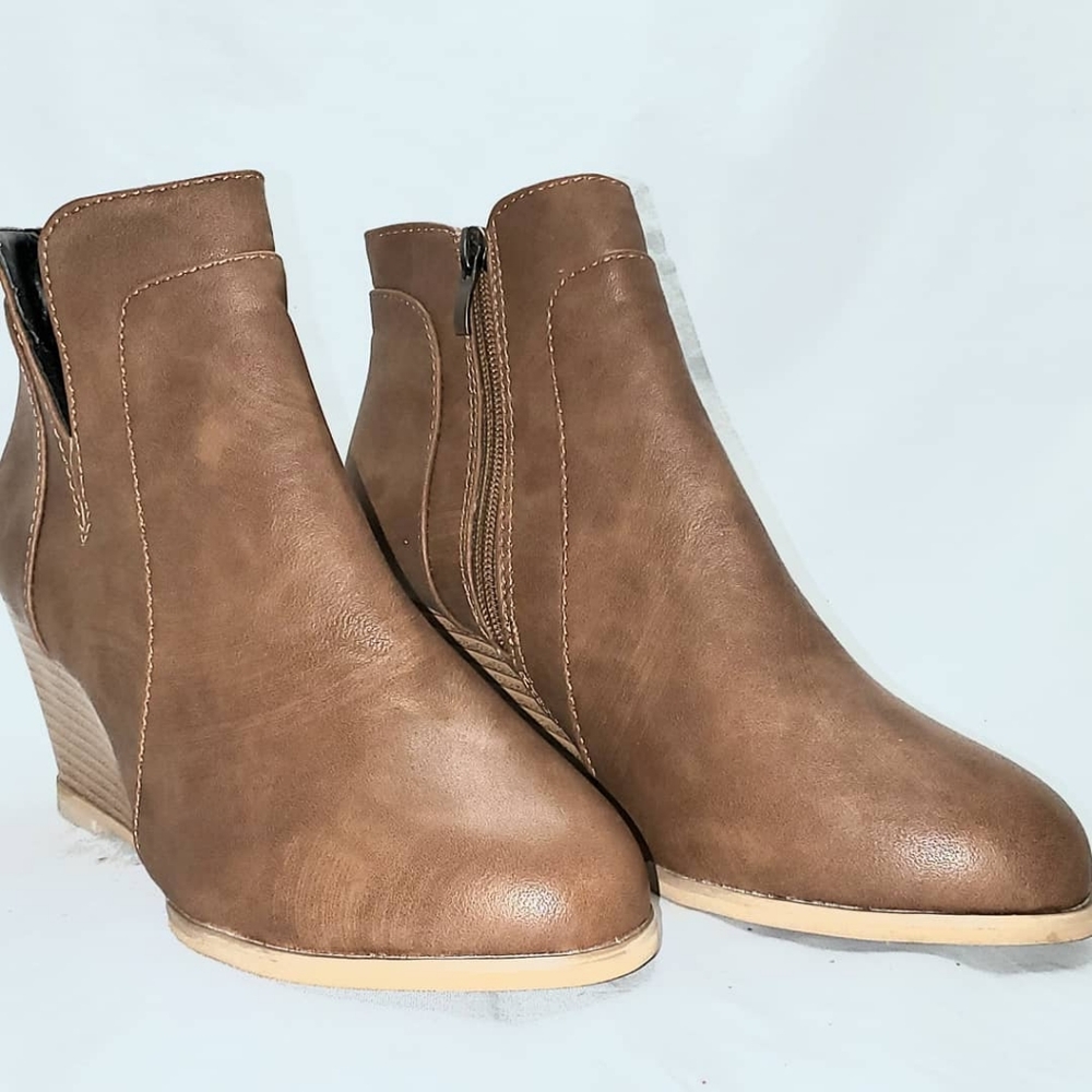 Women's Ankle Boots - Picture 3 of 5